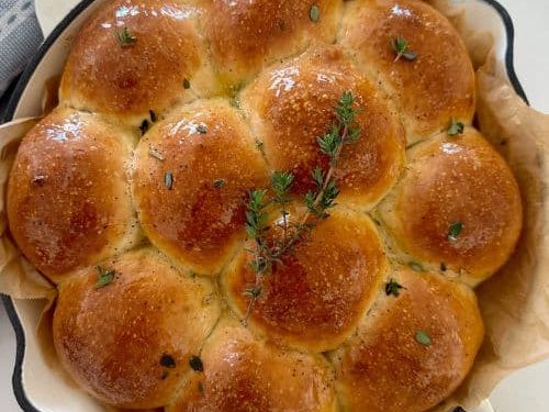 https://www.pantrymama.com/wp-content/uploads/2023/10/SOURDOUGH-SKILLET-ROLLS-18-1-500x375.jpg